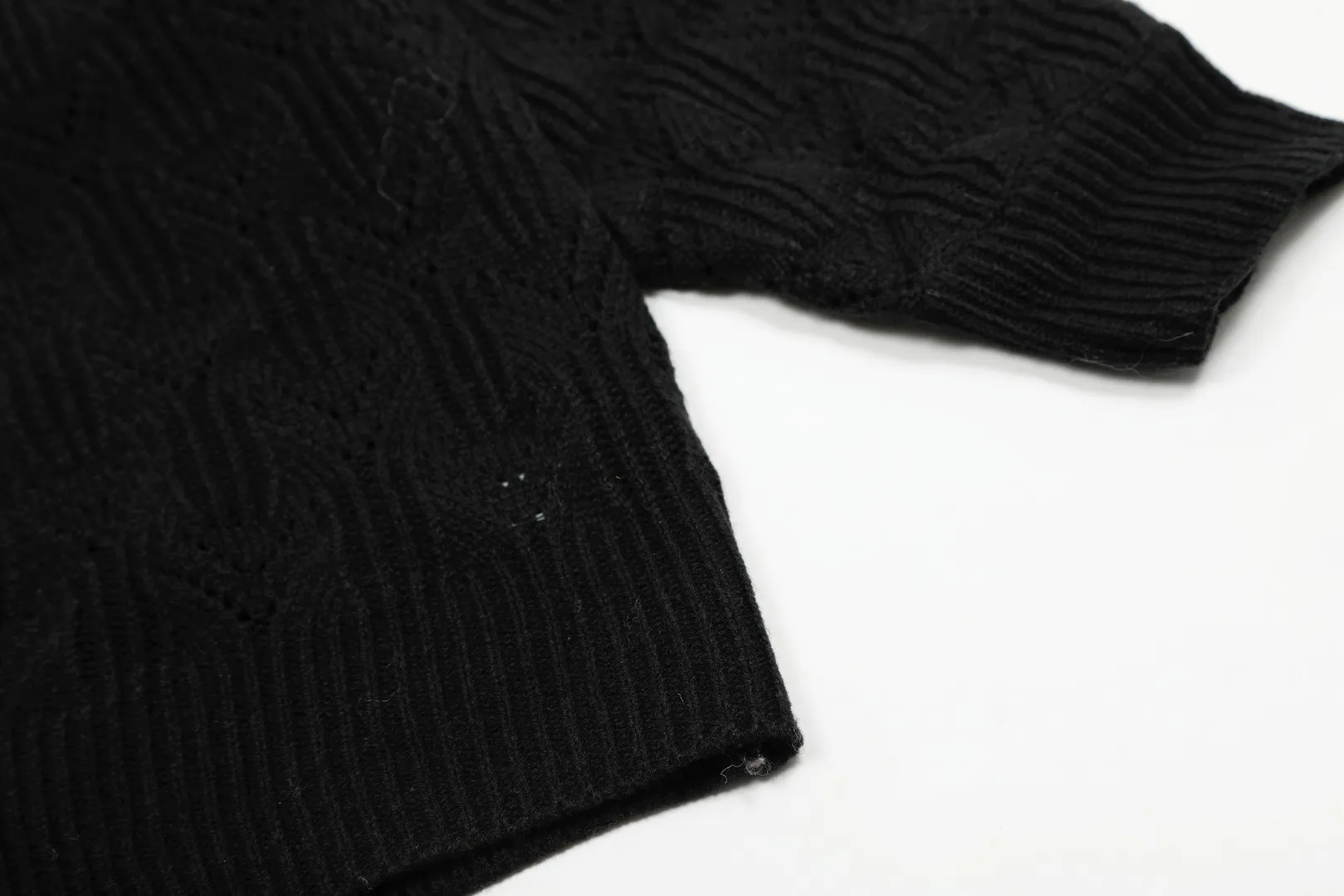 VIVI141#Top quality" vivienne west wood new lotus leaf lapel design cardigan for the Year of the Snake Queen Mother Vivienne Saturn's new classic LOGO knitted twist sweater wool cardigan 2024 autumn latest style can be worn all year round Super compatibility Thin four-season style Use it as a jacket when it is hot and wear it as an inner layer when it is cold 🧩100% restoration of heavy-duty weaving 🧩Wool blended version 🧩Original purchase Real mold opening 🧩Original purchase records and comparison pictures can be provided. Place your order with confidence 🧩Customized laser buttons. The texture is clean and clear and fully restored. Size: 1 yard (80-110 pounds) 2 yards (110-140 pounds) Color: red black